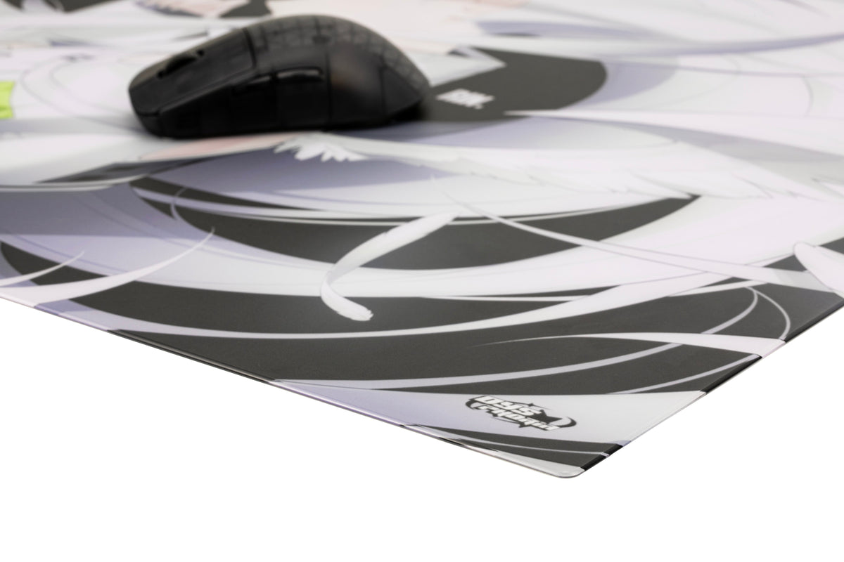 Close-up of the RIN Black glass pad's rounded corner with a gaming mouse