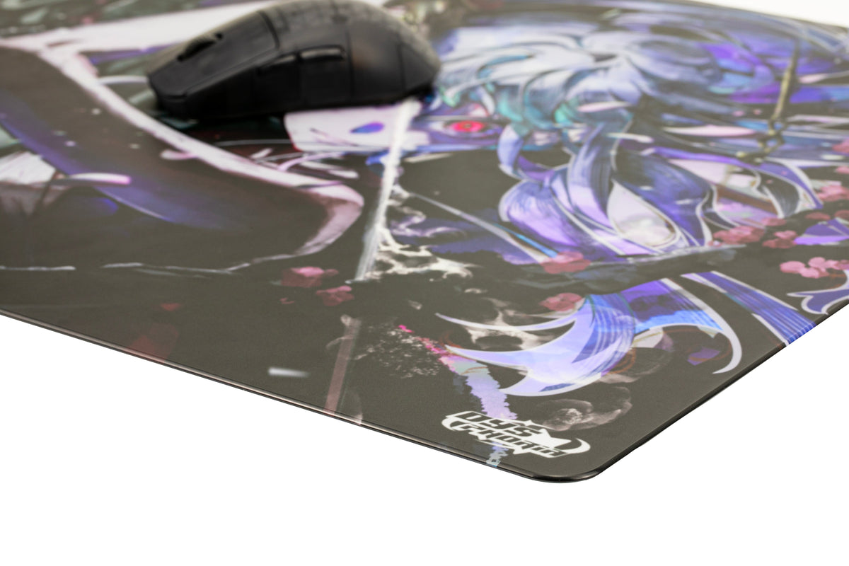 Close-up of the SAYO glass pad's rounded corner with a gaming mouse