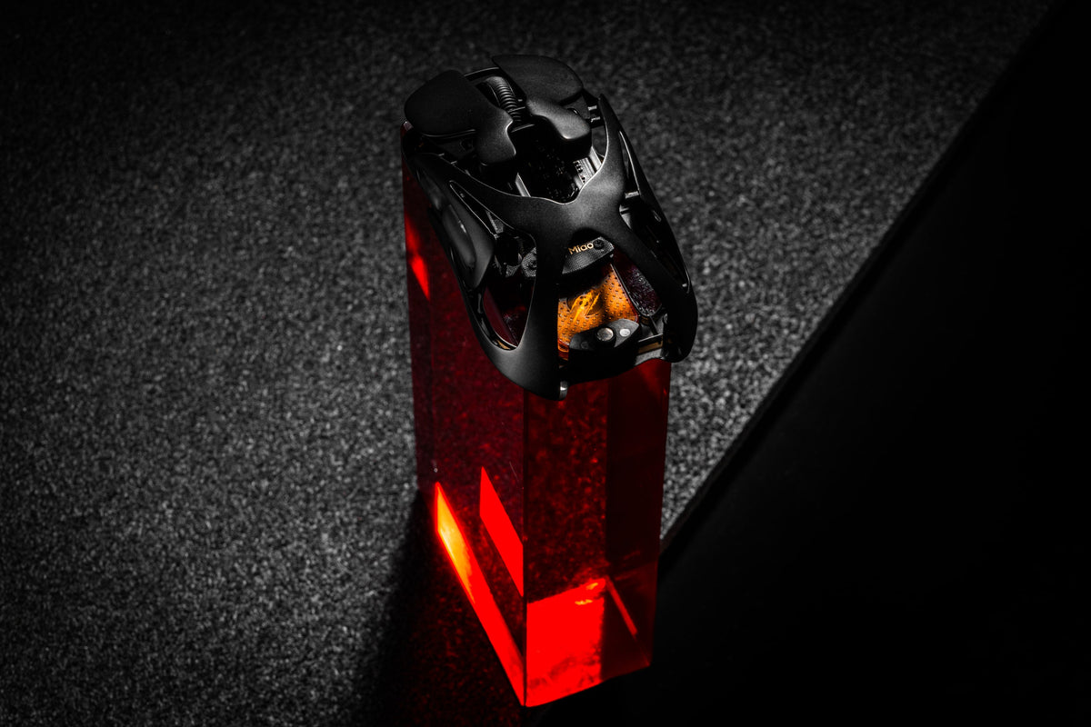 AM Infinity Mouse Basalt Black lit in red